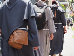 frati camminano strada tonaca zaino pellegrini