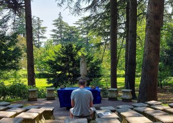 giovane preghiera meditazione gruppo vocazionale