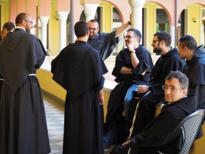 giovani frati gruppo gioia fraternita sorridere