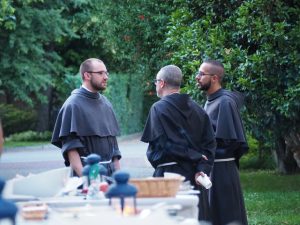 frati fraternità mangiare