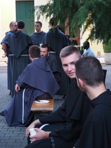 frati fraternità mangiare