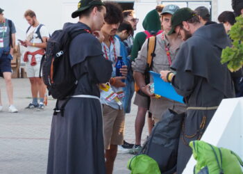 Come testimoniare la mia fede ad altri giovani?